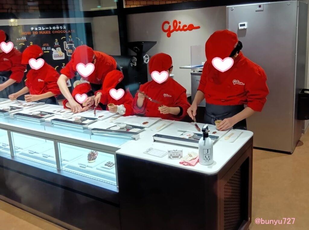 キッザニア甲子園ショコラティエ体験中