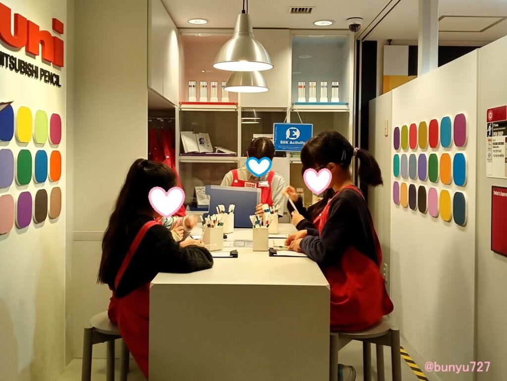 キッザニア甲子園筆記具屋体験中