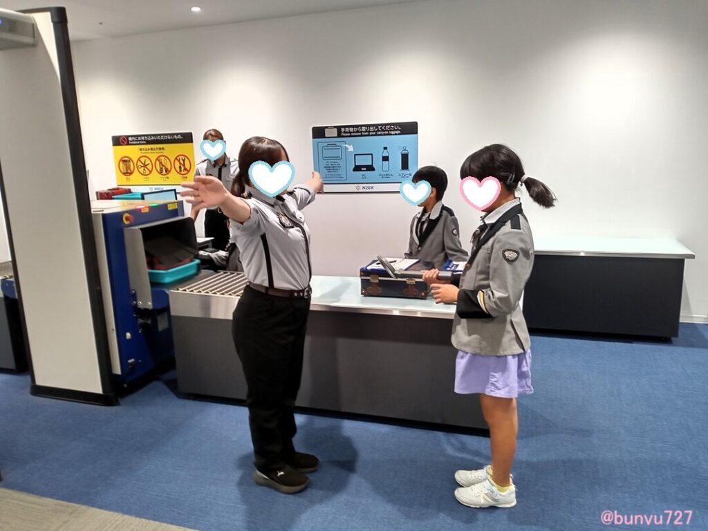 キッザニア福岡空港保安員体験中