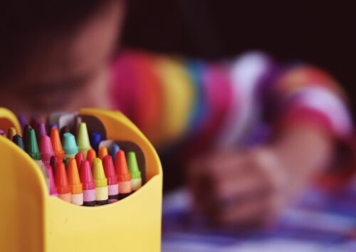 色鉛筆で書く少年・イメージ画像