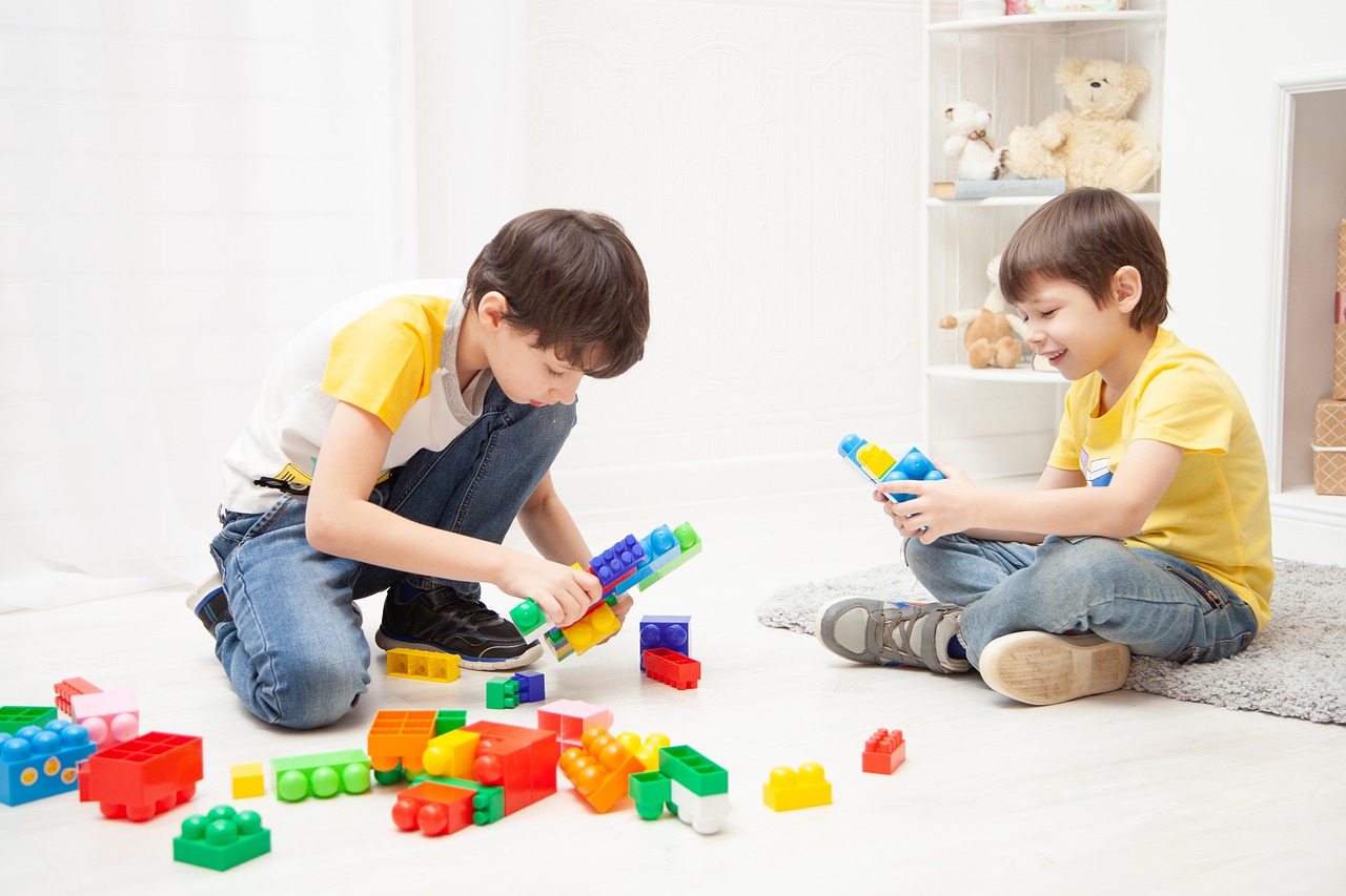レゴで遊ぶ少年たち・イメージ画像