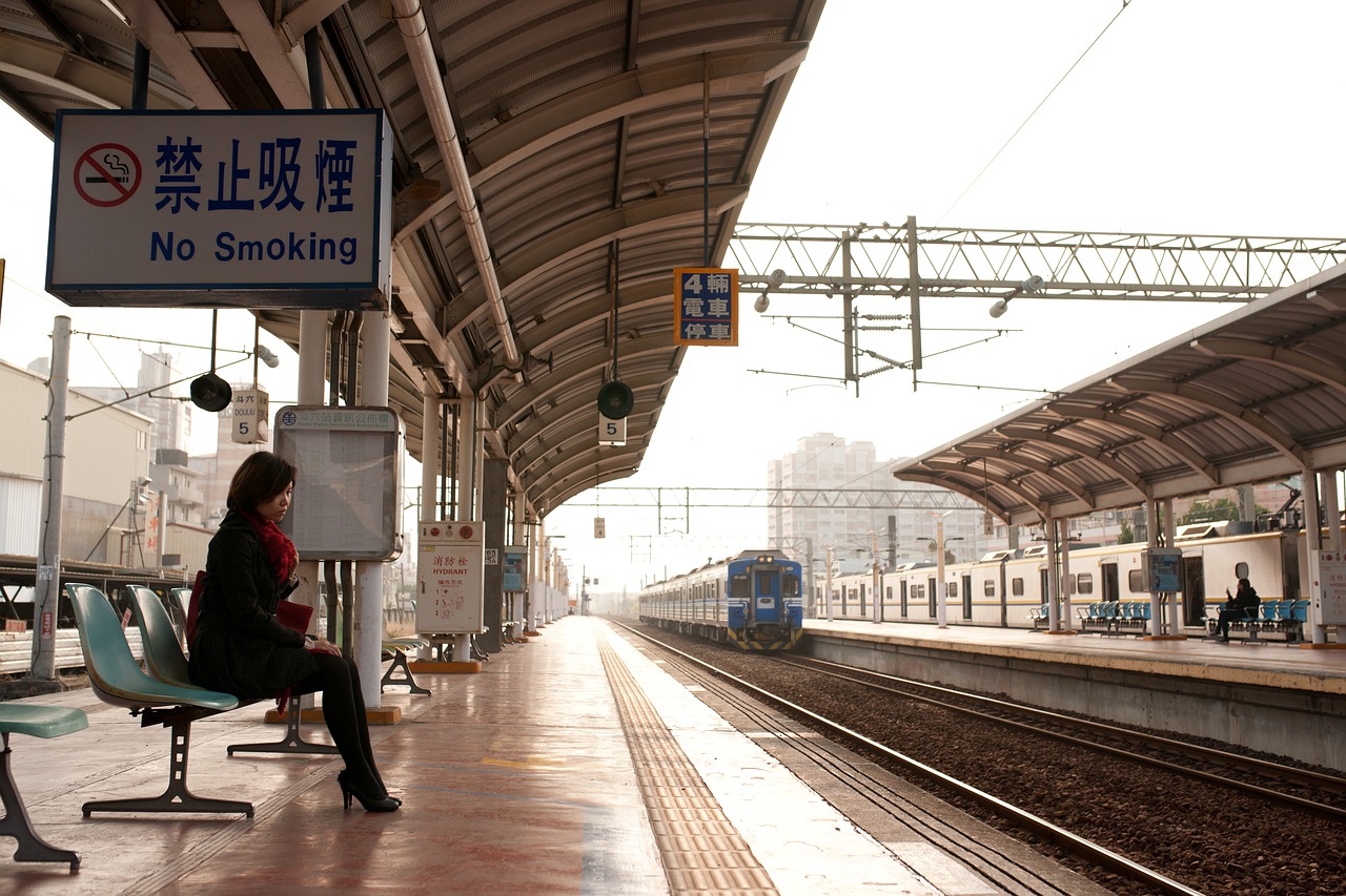電車を待つ女性イメージ画像