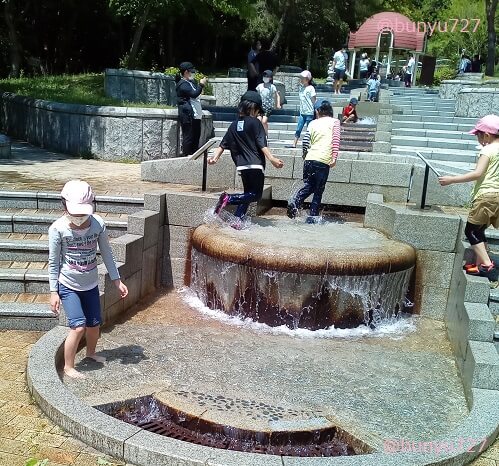 トリム園地で水遊びする娘