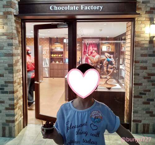 チョコレート工房前の娘ショット