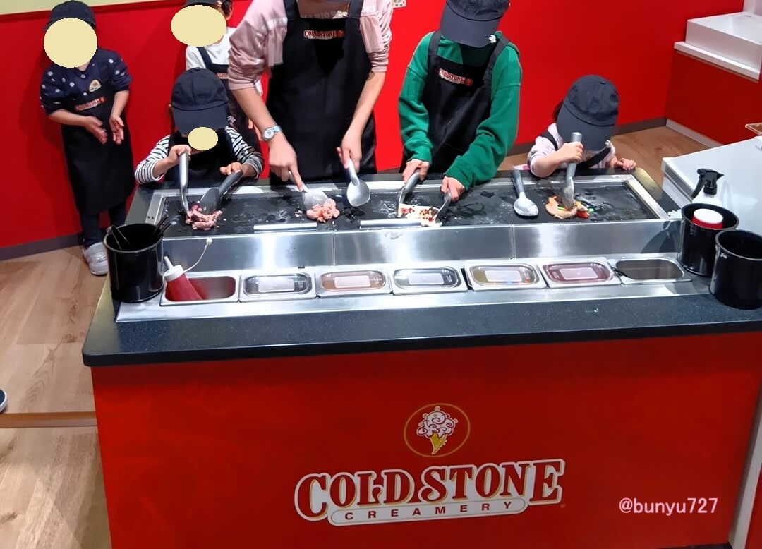 アイスクリームクルー体験中